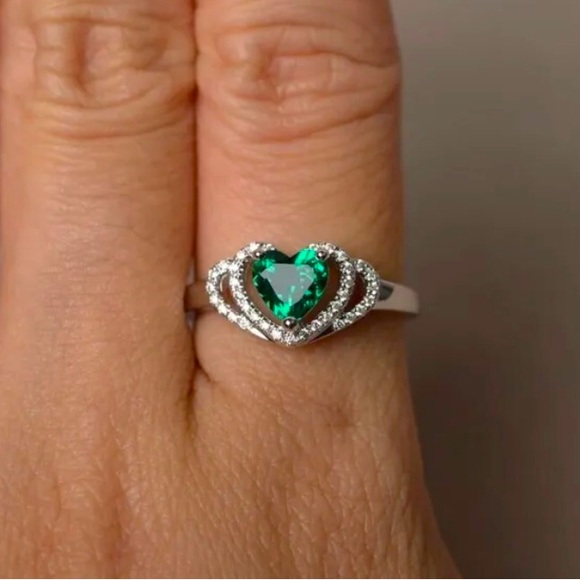 Elegant Sliver Emerald Heart Ring! - Picture 7 of 7